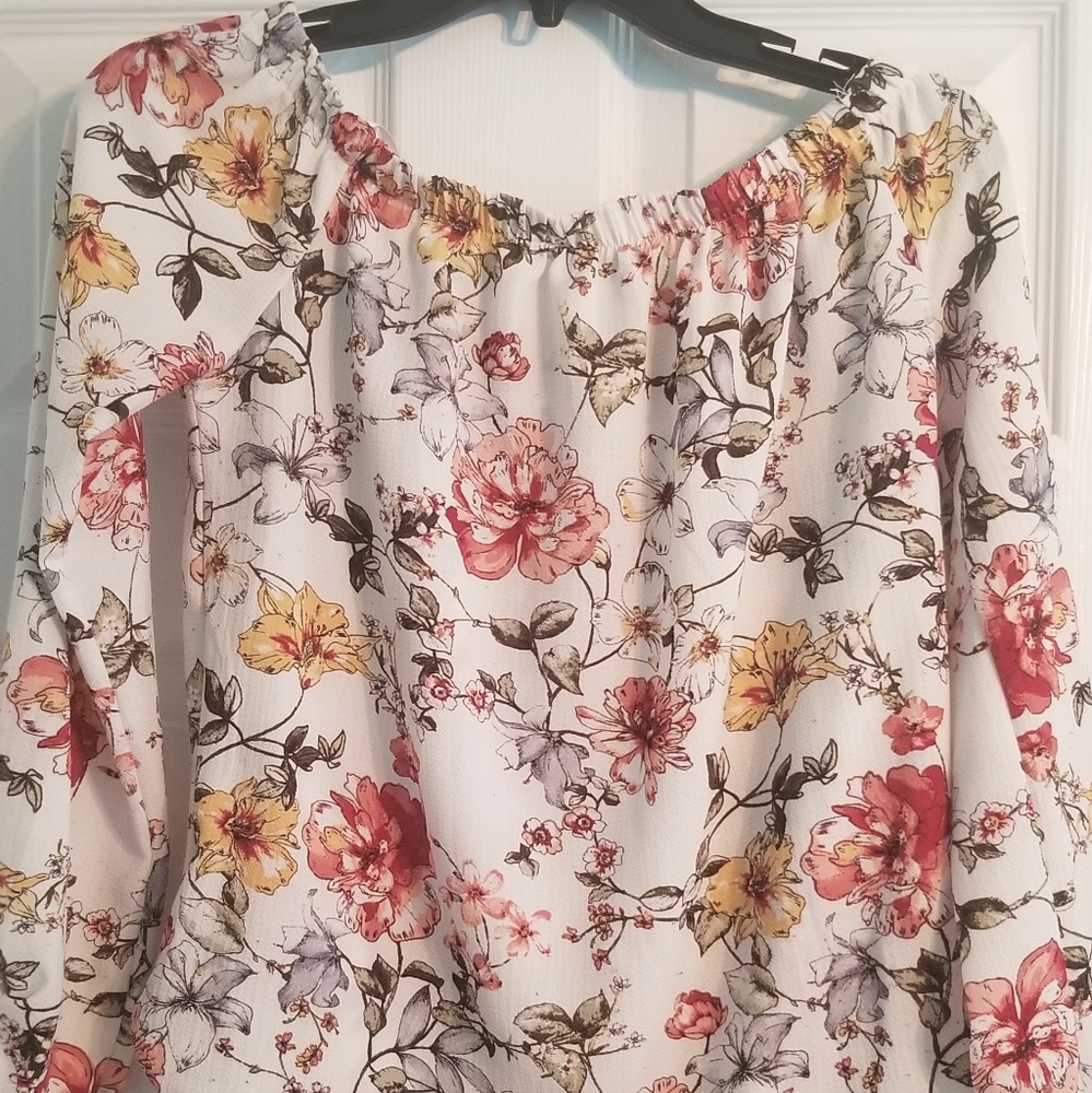 ONE Clothing Floral Three Quarter Sleeve Size Small Blouse